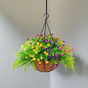 Gros plan d'un panier suspendu de fleurs artificielles avec doublure en fibre de coco et chaîne.