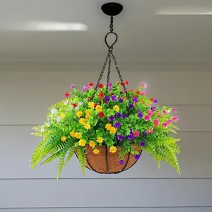 Détail de fleurs artificielles colorées dans un panier suspendu en coco pour la décoration