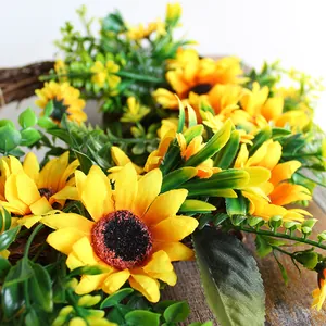 Künstlicher Sonnenblumenkranz für die Haustür und herbstliche Wanddekoration zu Hause