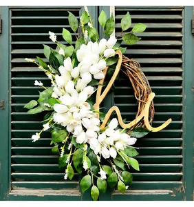 Detailansicht eines Frühlings-Tulpenkranzes mit weißen Blüten und grünen Blättern.