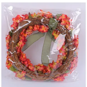 Ghirlanda di ortensie autunnali con fiori arancioni in un sacchetto di plastica trasparente
