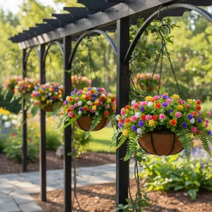 Paniers de fleurs suspendus extérieurs avec doublure en palmier et plantes artificielles