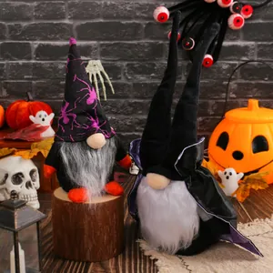 Zwei handgefertigte Halloween Zwerge ohne Gesicht auf Holzstamm mit gruseliger Deko