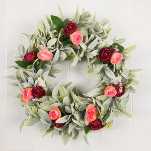 Corona decorativa con hojas de oreja de cordero plateadas y pequeñas rosas de colores
