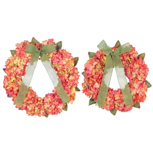 Due ghirlande decorative di ortensie autunnali con nastri verdi per decorazione rustica porta