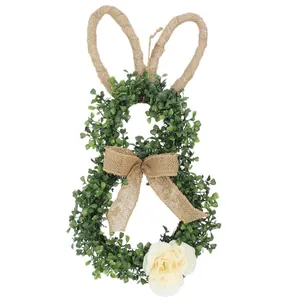 Künstlicher Buchsbaum Osterhasenkranz mit Juteschleife und weißer Blumenverzierung