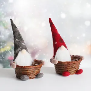 Lindos gnomos de Navidad muñecos sin rostro en cestas de mimbre para decoración