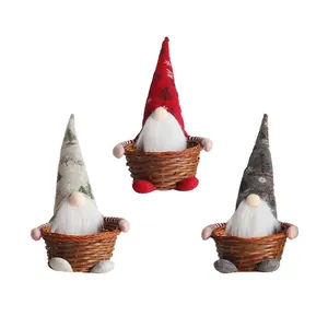 Tres festivas cestas de caramelos de gnomos navideños con motivos de copos y árboles