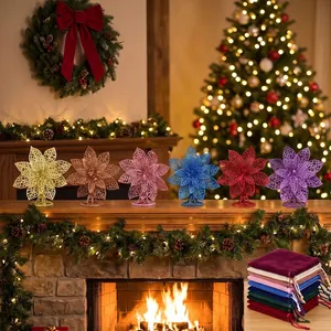 Seis flores de nochebuena con purpurina de colores en una chimenea navideña festiva