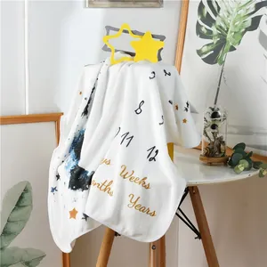 Vue détaillée de la couverture douce en flanelle pour bébé avec imprimé lune et étoiles