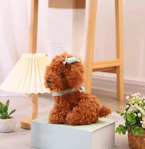 Vista detallada que muestra la altura de 25 cm de este peluche de caniche café suave
