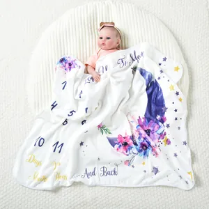 Gros plan d'une couverture d'étape pour bébé avec motif lune fleurie et flanelle