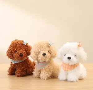 Tres peluches de cachorros caniche de colores con bufandas de cuadros