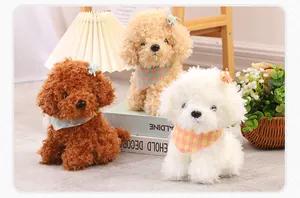 Grupo de tres lindos peluches de caniche en colores marrón, crema y blanco.