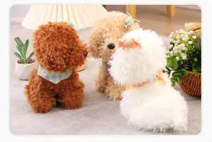 Tres peluches de caniche suaves en marrón, beige y blanco con bonitos accesorios.