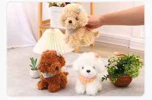 Tres lindos perros de peluche en blanco, marrón y albaricoque con bufandas de colores.