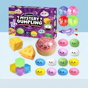 Vue détaillée des jouets squishy dumpling et du calendrier de l'avent 24 jours
