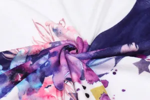 Détail en gros plan montrant la texture douce de la couverture en flanelle pour bébé