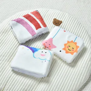 Gros plan de couvertures d'étape en flanelle pour bébé avec motifs de soleil et de nuages
