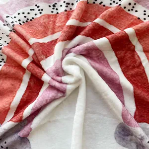 Gros plan détaillé d'une couverture bébé en flanelle douce avec des motifs rayés colorés