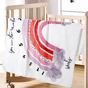 Détail d'une couverture d'étape pour bébé en flanelle douce avec imprimé arc-en-ciel coloré
