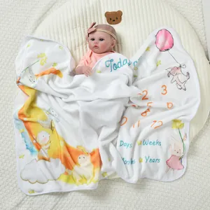 Vue détaillée d'une couverture étape bébé en flanelle avec motifs lune et lapin.