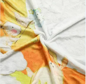 Vue macro détaillée montrant la texture douce d'une couverture en flanelle pour bébé