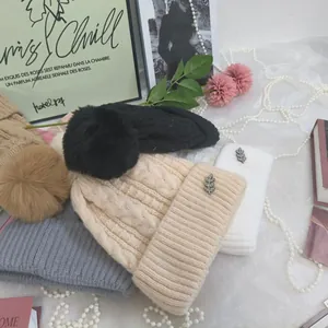 Berretti invernali in maglia stile coreano con pompon e spille in vari colori