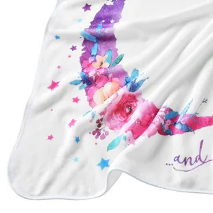 Gros plan d'une couverture de nouveau-né en flanelle avec motifs lune fleurie et étoiles