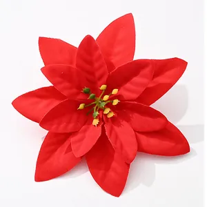Detailansicht einer leuchtend roten künstlichen Weihnachtsstern-Blume für die Dekoration