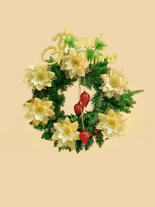 Elegante corona de Navidad con flores de pascua doradas y adornos rojos festivos