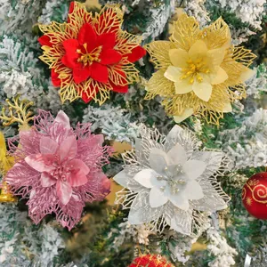 Vista detallada de flores de nochebuena artificiales con purpurina en un árbol nevado