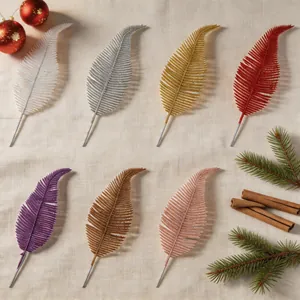 Detailweergave van zeven kleurrijke kunstmatige glitterbladeren voor kerstversieringen