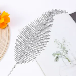 Gedetailleerde macroweergave van een zilveren glitter kunstblad voor kerstkrans decor.