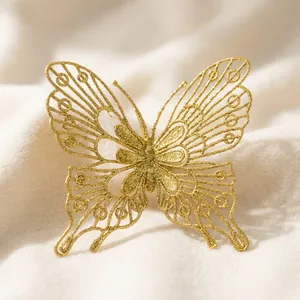 Detailaufnahme eines goldenen hohlen Glitzerschmetterlings als Weihnachtsdeko.