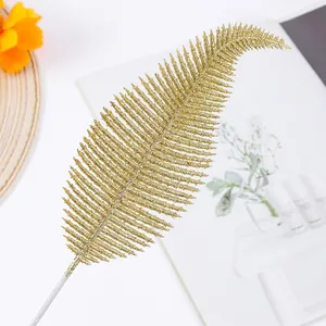 Detail van een gouden glitter kunstmatige varenblad voor Kerstmis DIY decoratie.