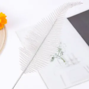 Close-up detail van een sprankelend zilveren glitter kunstblad voor kerstkrans DIY decor.
