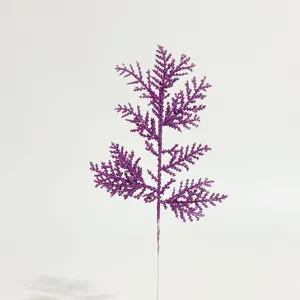 Detail van een paarse glitter kunstmatige dennentak voor kerst DIY knutselwerkjes en decoratie