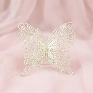 Nahaufnahme von einem goldenen hohlen Glitzer-Schmetterling für Weihnachtsdeko