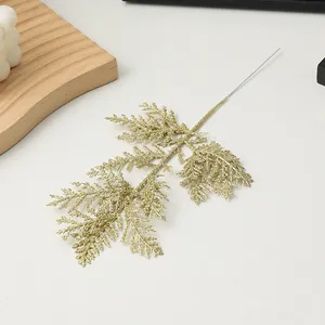 Detailopname van gouden glitter kunstmatige dennentak voor Kerstmis