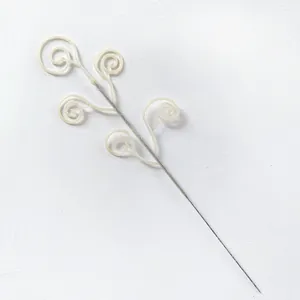 Detailopname van een glitterende witte decoratieve tak voor kerst knutselprojecten DIY