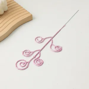 Detailopname van een roze glitter decoratieve tak voor doe-het-zelf kerstkransen