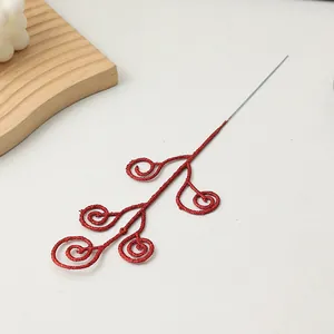 Gedetailleerd overzicht van een rode glitter swirl tak voor DIY kerstkrans decoratie
