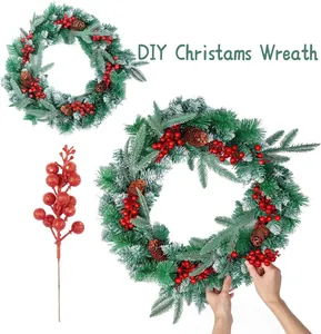 Detailansicht der glitzernden roten Beeren und Tannennadeln für DIY-Weihnachtskränze