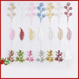 Set van diverse glitter kerstbladeren en dennennaalden voor DIY kerstversieringen