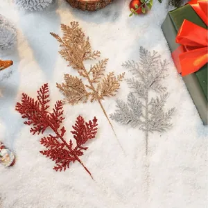 Glinsterende kunstbladeren voor DIY kerstkransen decoratie in rood, goud en zilveren kleuren.