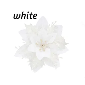 Vista dettagliata ravvicinata di un fiore di Natale artificiale bianco a più strati decorativo