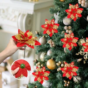 Bellissimi fiori di stelle di Natale artificiali rossi e oro per decorare l'albero