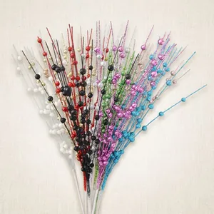 Detailansicht bunter Glitzer-Weihnachtsbeeren-Stiele für DIY-Feiertagsdekoration