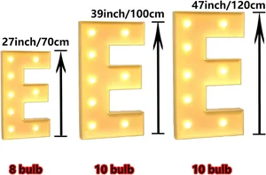 Confronto di tre altezze per cornici di palloncini LED lettera E grande con lampadine